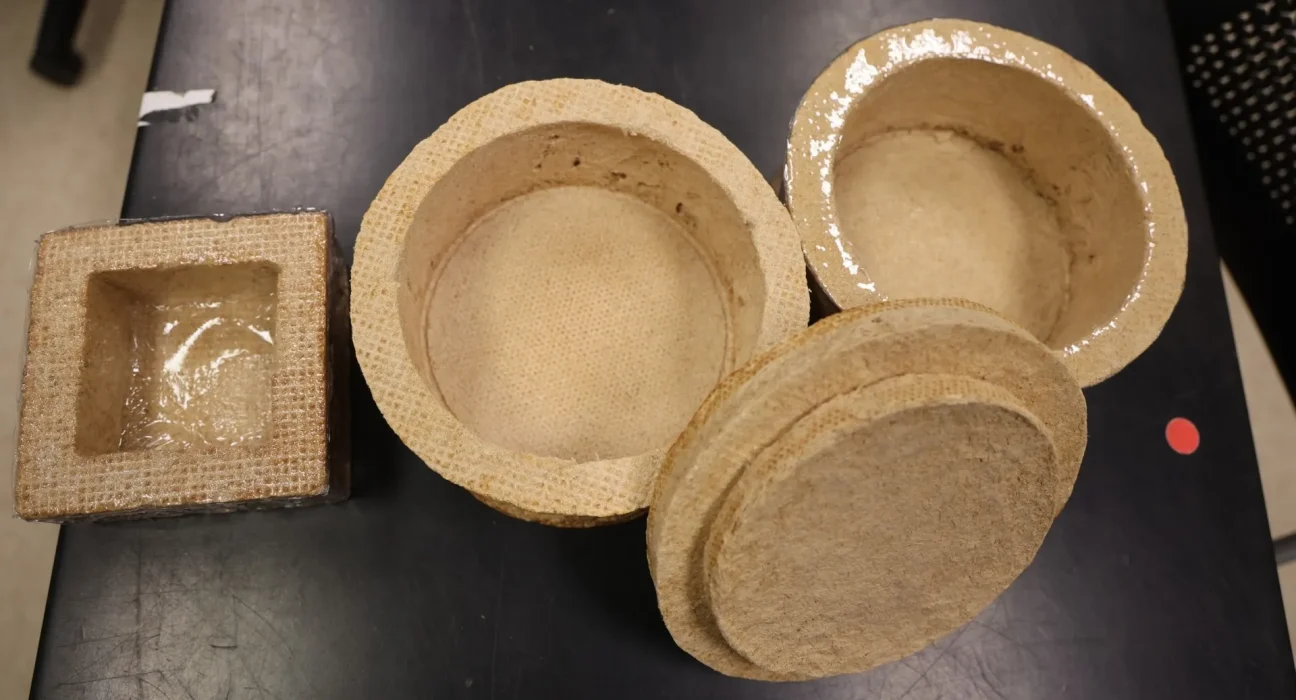 Un étudiant de Maine développe un mousse innovante en bois, offrant une isolation presque équivalente à celle du polyuréthane.