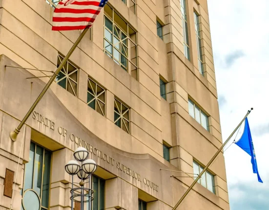 Un juge du Connecticut annule le dépôt électronique après la découverte de messages cachés d'IA dans des documents judiciaires.