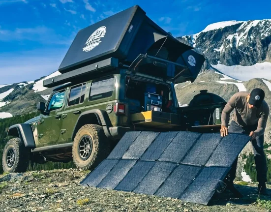Un panneau solaire pliable de 500 watts fait son entrée aux États-Unis, offrant une puissance impressionnante pour les RV compacts.