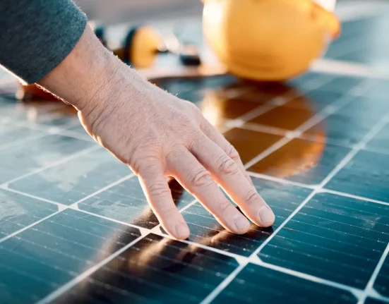 Un revêtement inspiré de la crème solaire pourrait augmenter la puissance des panneaux solaires de 4,8%.