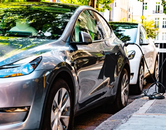 Une étude du MIT révèle que les véhicules électriques surpassent les voitures à essence en termes d'émissions, même alimentés par le charbon.