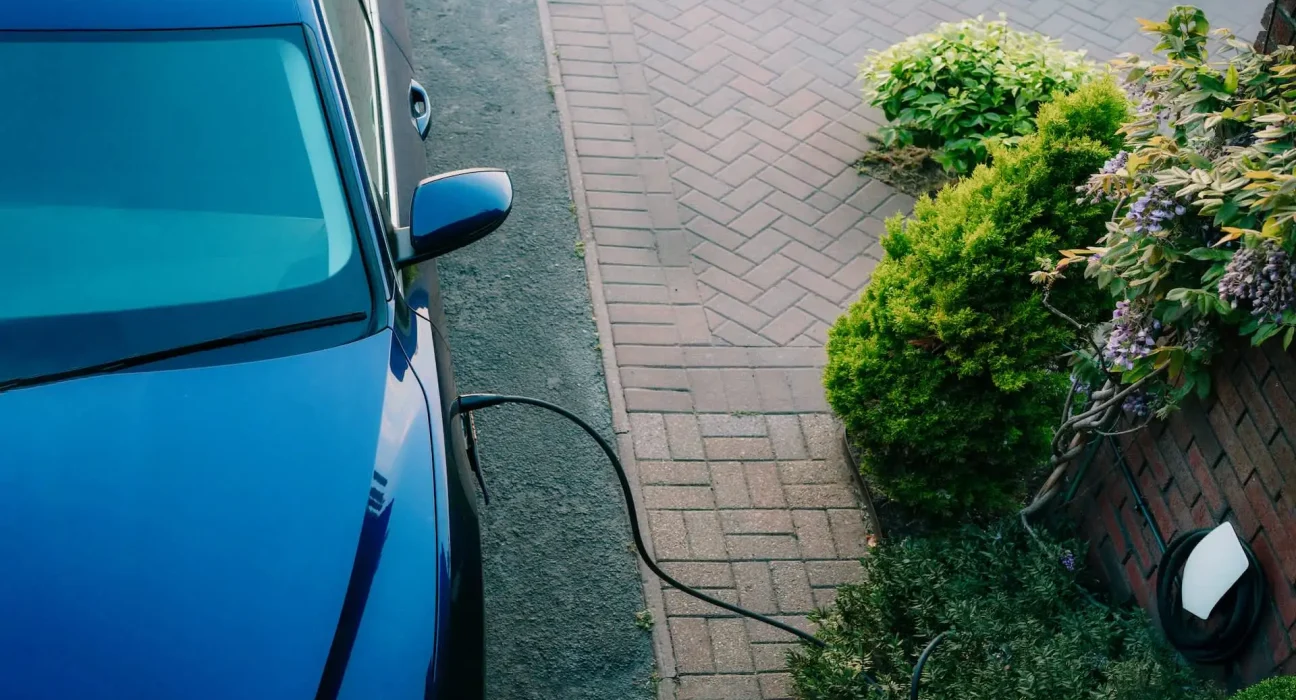 Une étude remet en question les critiques des véhicules électriques et révèle que conserver une voiture à essence pourrait ne pas être la meilleure option.