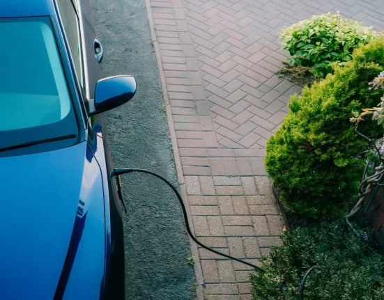 Une étude remet en question les critiques des véhicules électriques et révèle que conserver une voiture à essence pourrait ne pas être la meilleure option.