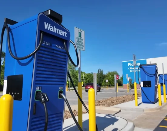 Une famille d'Arkansas met à l'épreuve les nouvelles bornes de recharge électrique de Walmart lors d'un voyage estival.