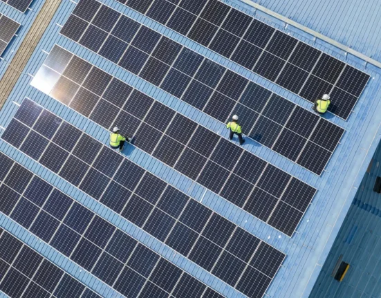 Une imprimerie abandonnée à New York se transforme en centre solaire communautaire.
