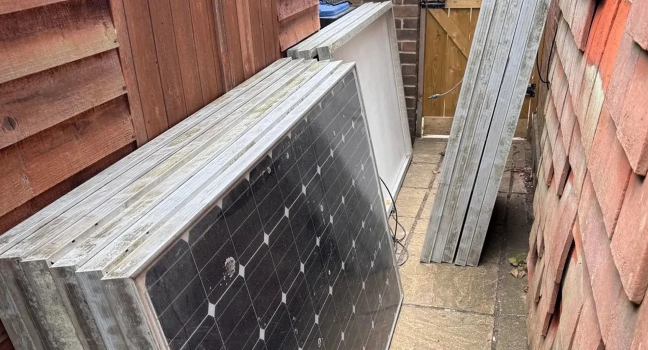 Une pile de panneaux solaires gratuits : la solution pour autonomiser votre jardin en location
