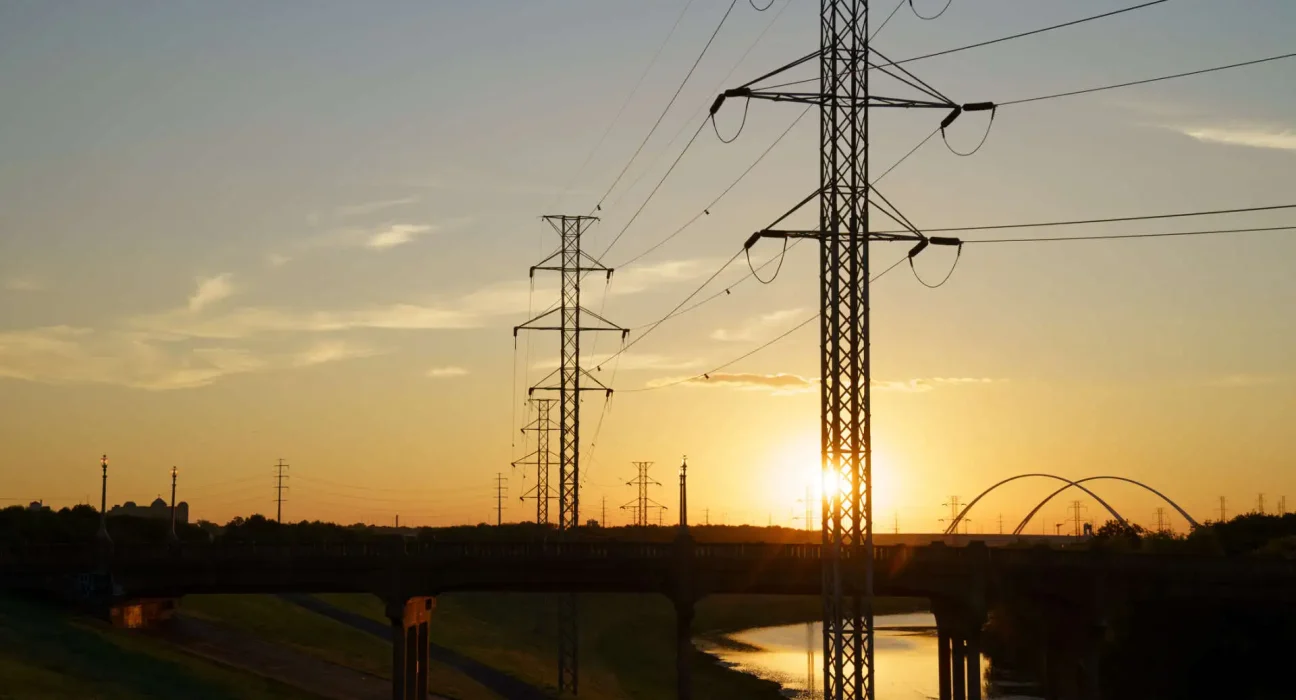 Vague de chaleur au Texas : Pannes d'électricité à Dallas et ajustements des horaires scolaires