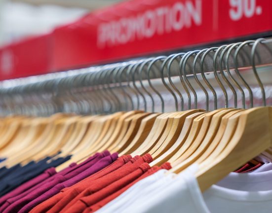 Analyse de la Mode Éphémère : Trajectoire des T-shirts de la Chine à Montréal pour Évaluer la Réduction de la Pollution