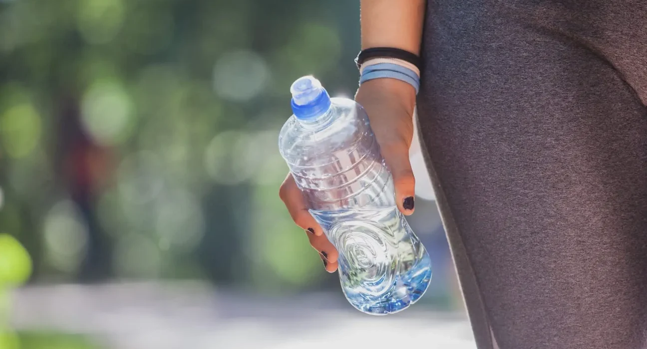Analyse révèle que la praticité, la publicité et les craintes pour la sécurité maintiennent la popularité de l'eau en bouteille