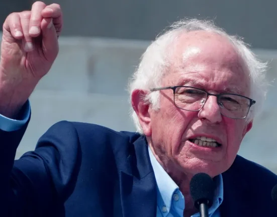 Bernie Sanders S'engage pour Interdire l'IA Surintelligente et Pénaliser ses Développeurs de 20 Ans.