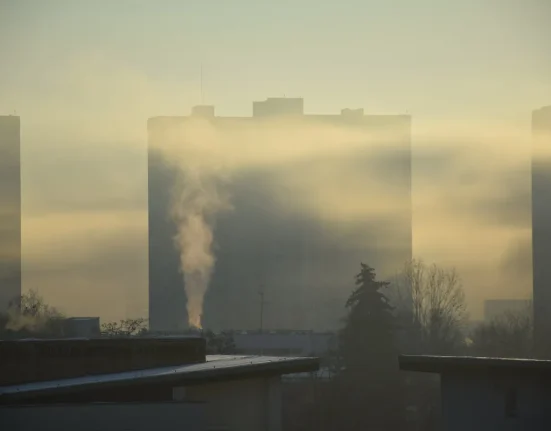 Centre de données sanctionné d'un million de dollars pour émission de gaz nocifs dans la communauté environnante.