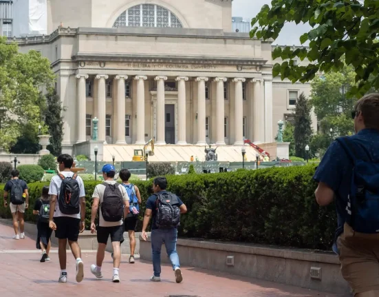 Columbia interdit les appareils dans les cours principaux pour limiter l'usage de l'IA à New York.