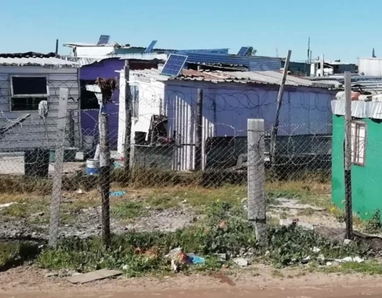 Des Kits Solaire en Toit pour Éclairer 2 000 Habitations Précaires en Afrique du Sud et Générer des Emplois de Réparation Locaux