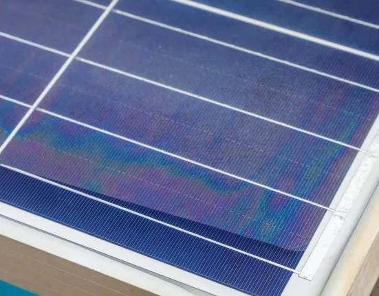 Des chercheurs allemands et namibiens inventent un revêtement en verre solaire poreux réduisant la réflexion et la chaleur