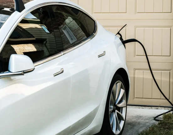 Des chercheurs britanniques révèlent que les véhicules électriques à peau solaire pourraient mieux protéger les batteries que d'augmenter leur autonomie.