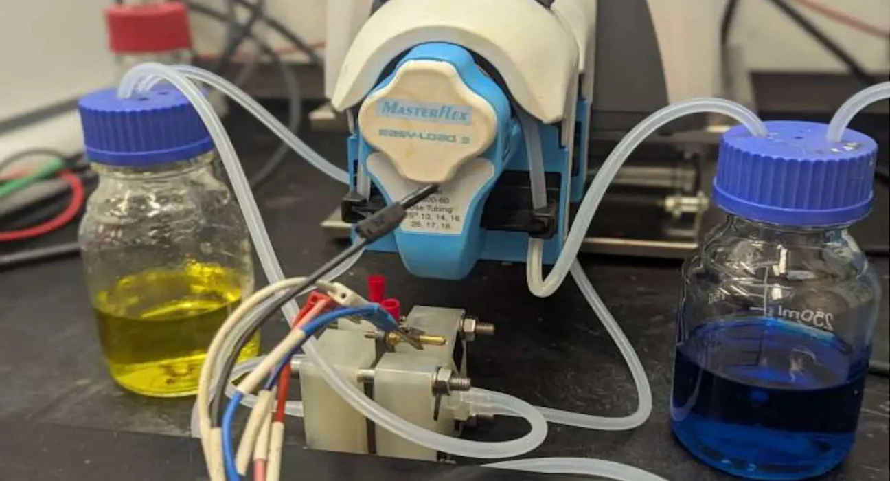Des chercheurs développent un électrode imprimée en 3D pour un stockage d'énergie éolienne et solaire plus sûr et simplifié.
