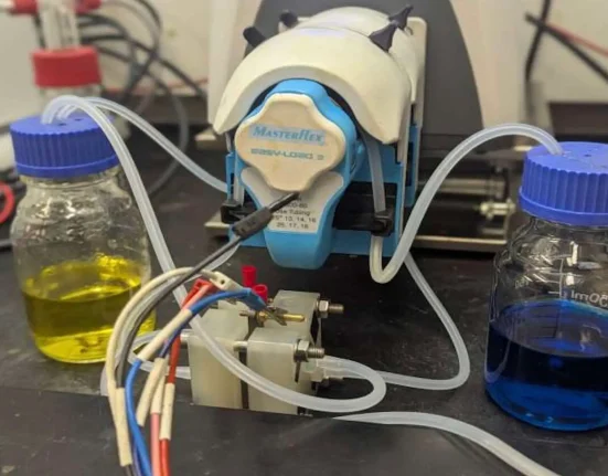 Des chercheurs développent un électrode imprimée en 3D pour un stockage d'énergie éolienne et solaire plus sûr et simplifié.