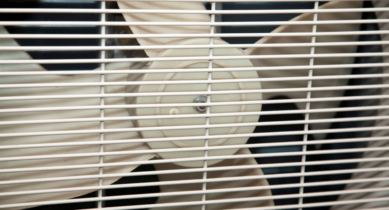Des filtres d'air en classe faits maison réduisent les particules en suspension de 61 % à moindre coût.