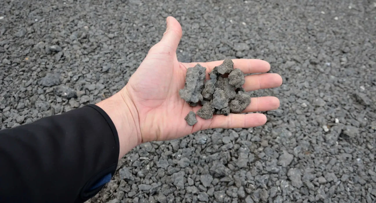 Des voisins de Géorgie s'inquiètent de l'asphalte recyclé qui soulève de la poussière et pollue un étang et une mare.