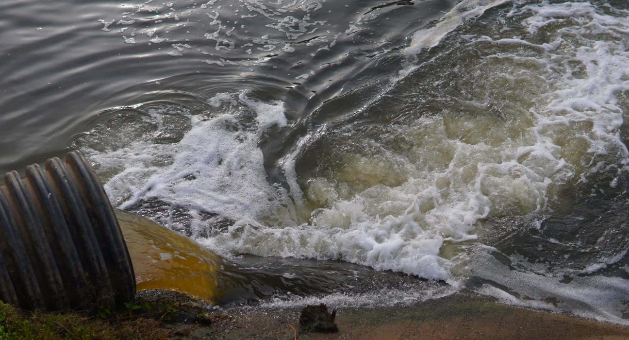 Déversement de 2 000 gallons de chlore dans une usine de traitement des eaux en Floride : un responsable assure qu'il n'y a pas lieu de s'inquiéter.