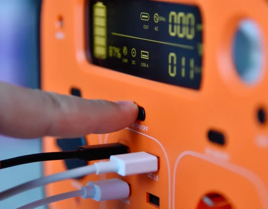 Doutes des Propriétaires sur le Plan de Secours Énergétique Face aux Tests Contradictoires du Bluetti Elite 400