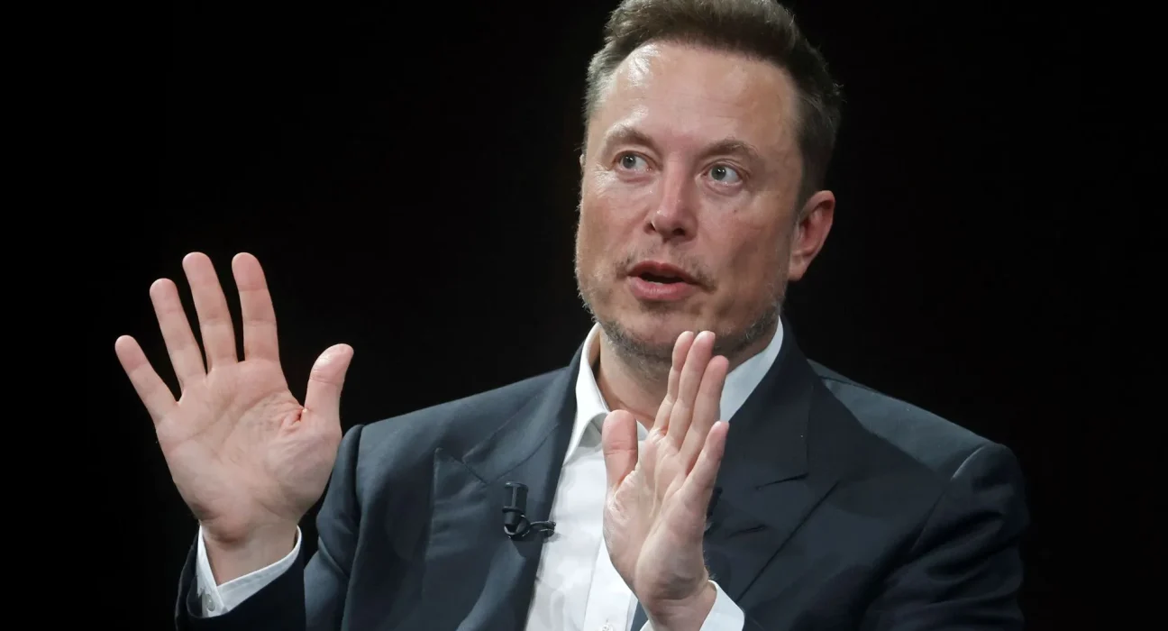 Elon Musk critique le documentaire 'Musk' en le qualifiant de 'nullité' malgré les ovations.
