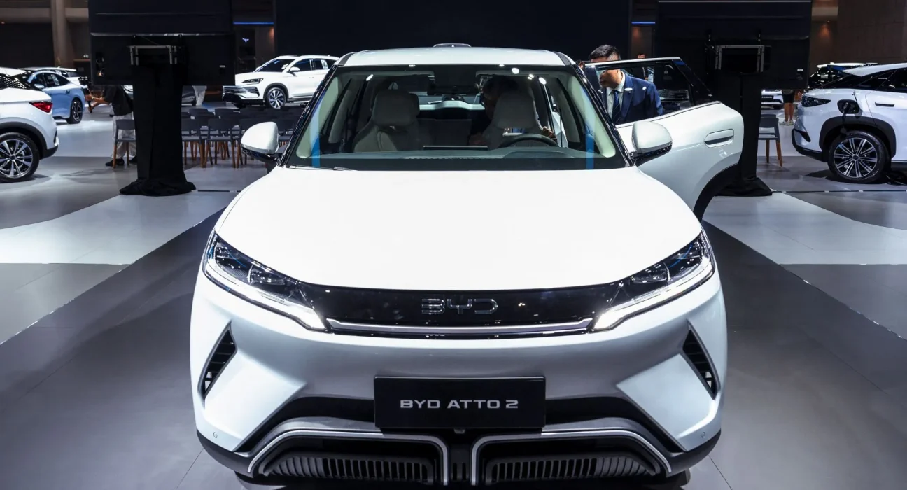 Essai du BYD Atto 2 au Royaume-Uni : un SUV électrique pratique avec sièges chauffants et espace généreux, mais un souci de tarification.