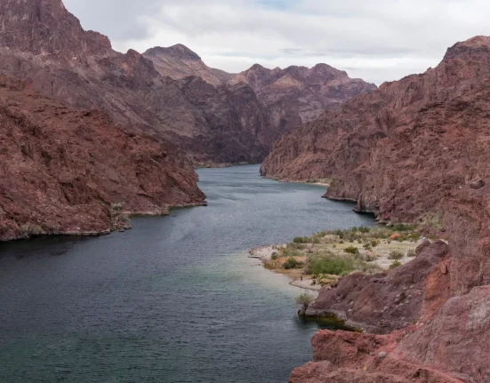 Experts en eau d'Arizona avertissent : Les réductions du Colorado River créeraient une situation sans précédent pour l'approvisionnement en eau de Phoenix.