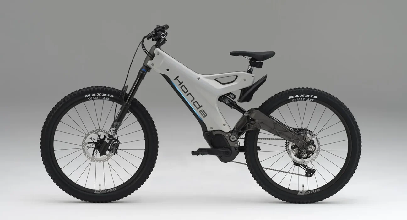 Honda présente un prototype de VTT électrique en Espagne, avec un lancement haut de gamme prévu pour 2027.