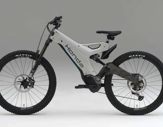Honda présente un prototype de VTT électrique en Espagne, avec un lancement haut de gamme prévu pour 2027.