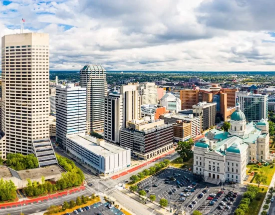 Indianapolis suspend la création de nouveaux centres de données jusqu'en 2027 face à l'examen de réglementations plus strictes.