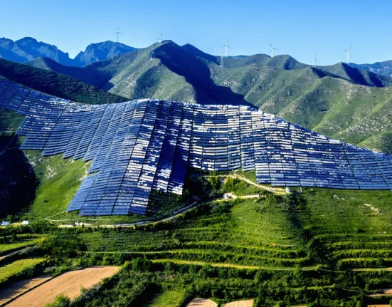 L'Énergie Solaire : Un Coût Déconcertant en Périple Ascendant