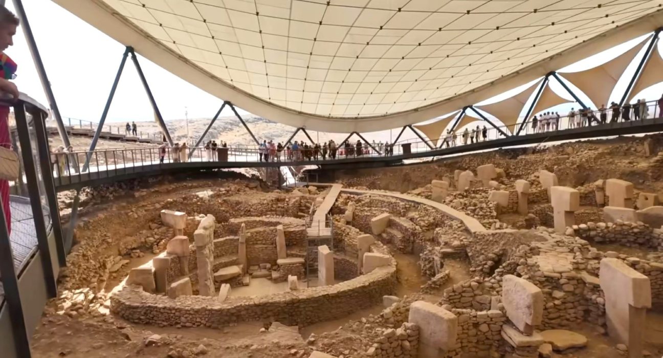 La Turquie présente une sculpture néolithique exceptionnelle d'un homme chevauchant un léopard à Karahan Tepe.
