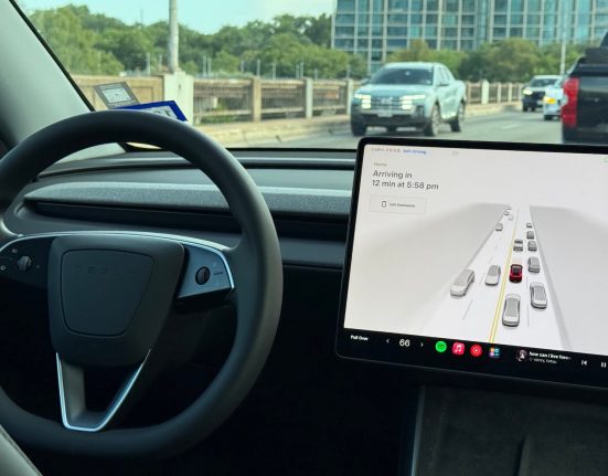 Lancement des Cybercabs Tesla au Texas : une enquête fédérale sur la sécurité s'ensuit rapidement