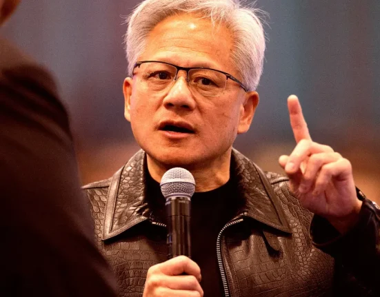 Le PDG de Nvidia prédit des poursuites massives contre les entreprises d'IA si leurs modèles avancés continuent à générer des résultats préoccupants