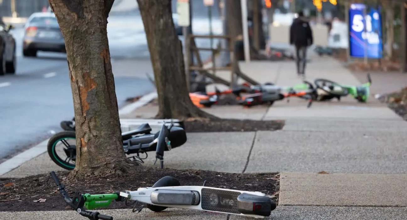 Le Queensland confisque et détruit plus de 50 vélos et trottinettes électriques suite à l'entrée en vigueur de nouvelles réglementations strictes