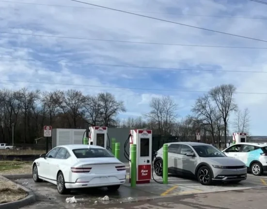 Le Wisconsin investit 25 millions de dollars dans 42 sites de recharge rapide pour élargir son réseau de véhicules électriques au-delà des autoroutes.