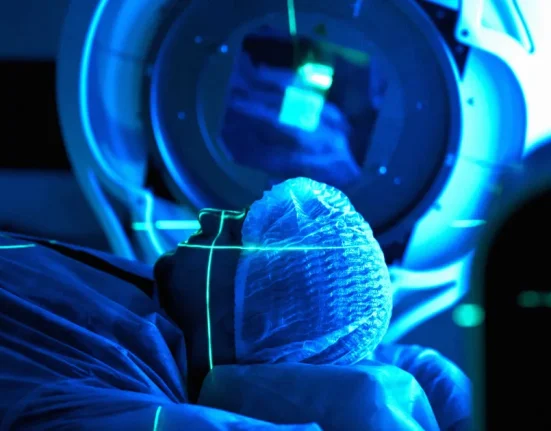 Le système de santé américain : des patients s'envolent vers la Chine pour un traitement du cancer.