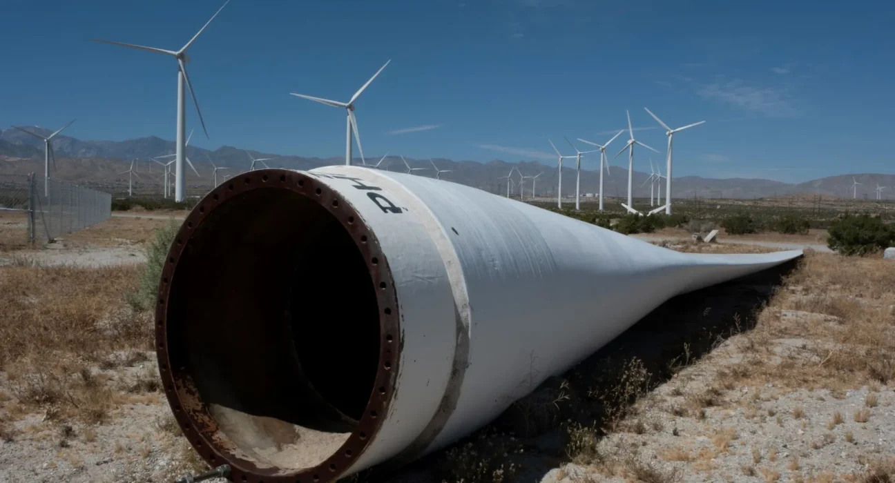 Le vieillissement des éoliennes et des panneaux solaires révèle le nouveau défi des énergies renouvelables : les déchets électroniques.