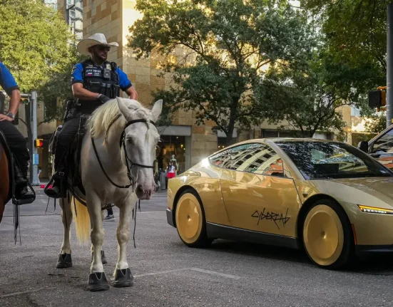 Les Investisseurs de Tesla Inquiets face au Retard Evident de Cybercab