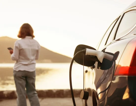 Les conducteurs de VE signalent que les voyages nécessitent encore des changements d'applications en cours de route en raison des variations de bornes de recharge.