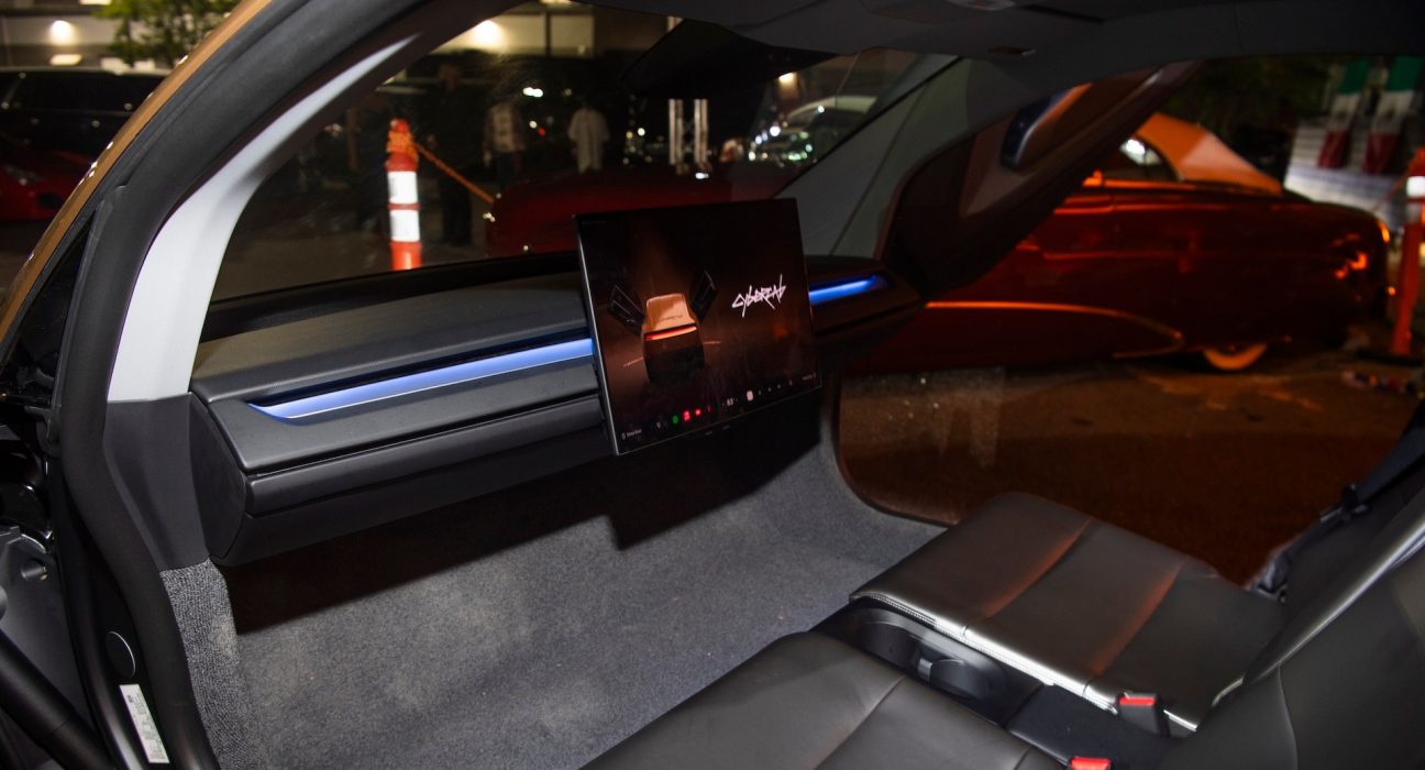 Les courses en Tesla Cybercab : une expérience futuriste gênée par des arrêts inattendus et une conduite hésitante