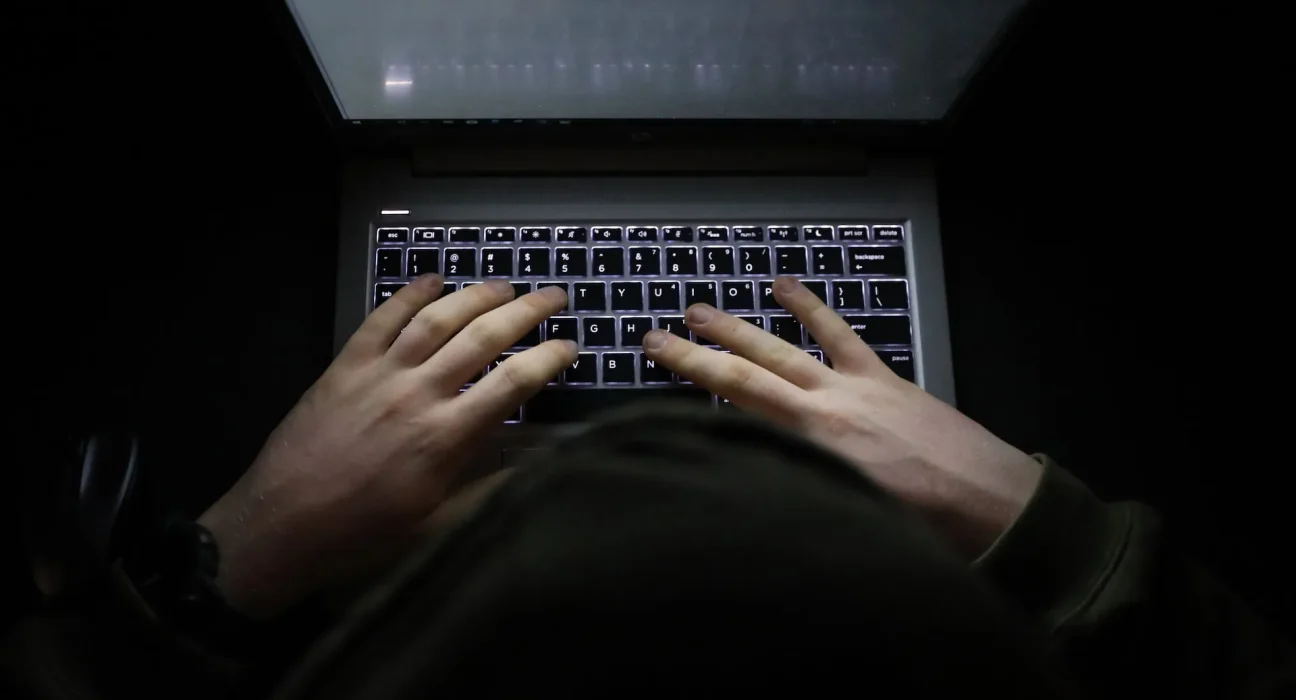 Les escroqueries de la pitié basées sur l'IA : de faux vétérans blessés exploitent des ventes de 'produits faits main' en ligne.