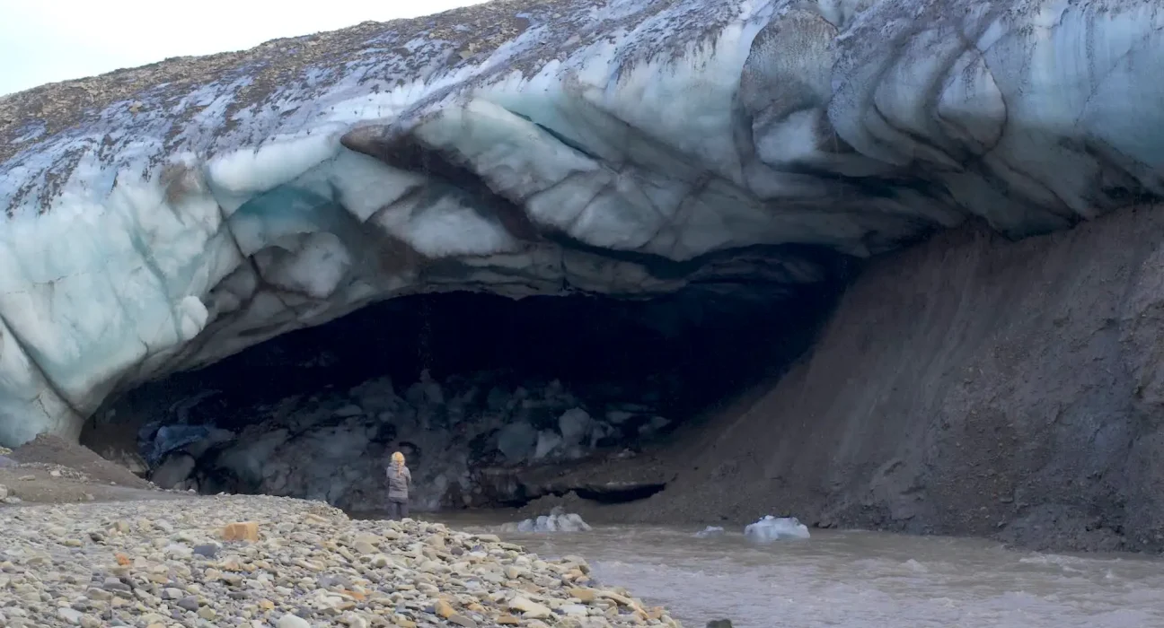 Les glaciers du Svalbard en Norvège libèrent un méthane ancien, révélant un mécanisme de rétroaction caché dans l'Arctique.