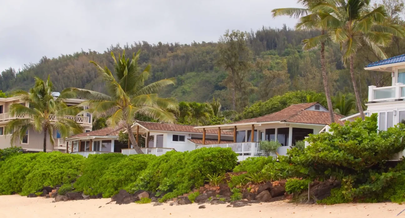 Les maisons menacées par l'érosion sur la côte nord d'O'ahu : un projet de loi devant les législateurs.