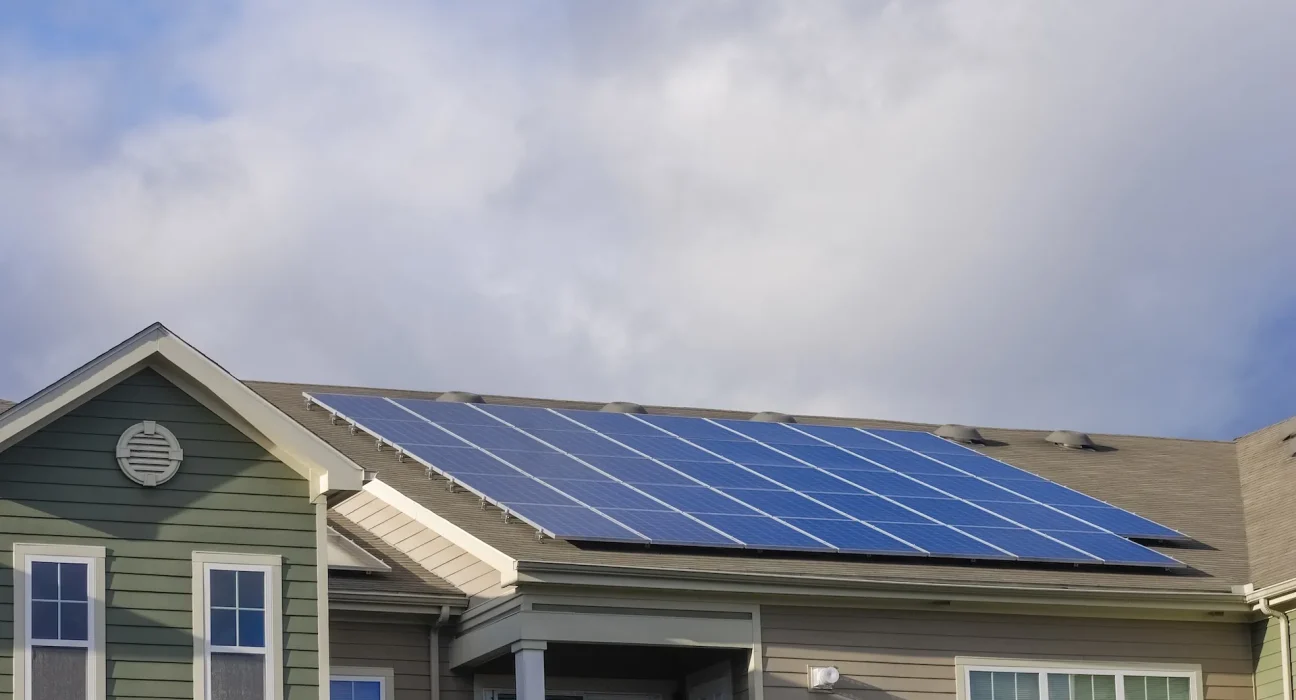 Les panneaux solaires bon marché : promesses ignorées de la vraie puissance