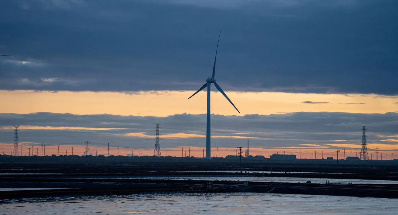 Les résidents du Wisconsin mobilisés lors d'une réunion du conseil de comté pour demander une pause sur les projets éoliens et solaires face à un plan de 47 éoliennes.