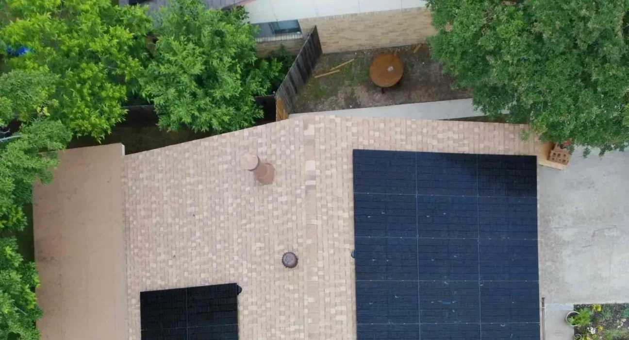 Maison au Texas : Installation solaire de 15,05 kW et batterie de 13,12 kWh avec système Qcells complet
