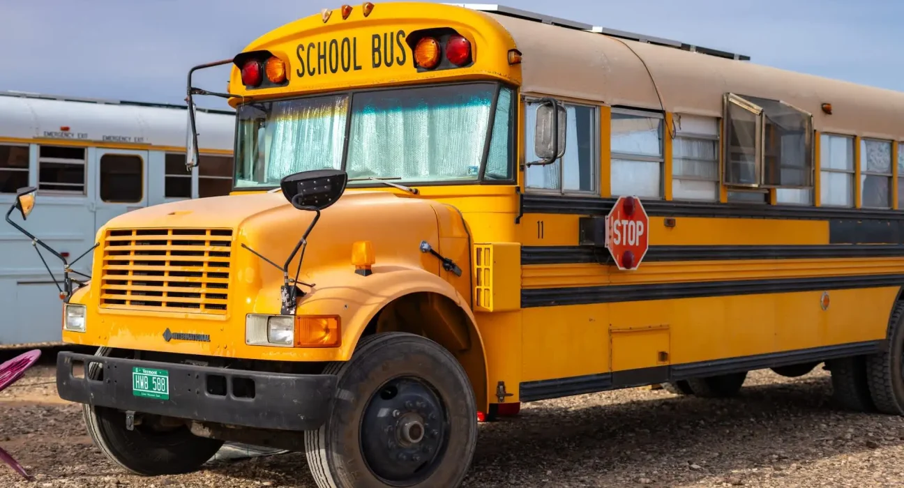 Modernisation solaire d'un Skoolie : Lorsque le contrôleur révèle la vraie limite, pas le toit du bus