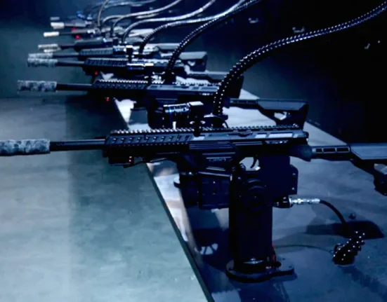 Nouvelle plateforme offre des tirs d'ammunition « moins létale » depuis des tourelles au stand de tir.